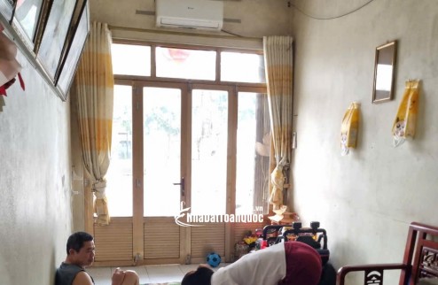 BÁN NHÀ MẶT TIỀN ĐƯỜNG QL1A, DT 43M2 SĐCC 4,5TỶ. LH:0396631136 – 0386663369.
