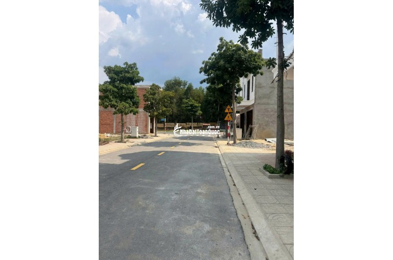 Bán nhà khu dân cư Vsip3 Tân Uyên Bình Dương 1 trệt 1 lầu 3PN 3WC - đường nhựa 12m
