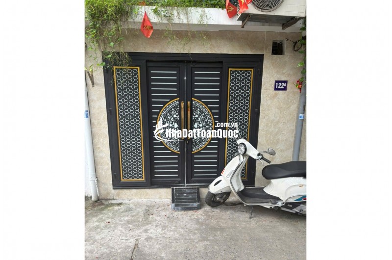 Bán nhà tầng 1 khu tập thể Nghĩa Tân 55m², ô tô đỗ cửa, sổ đỏ chính chủ, vị trí đẹp