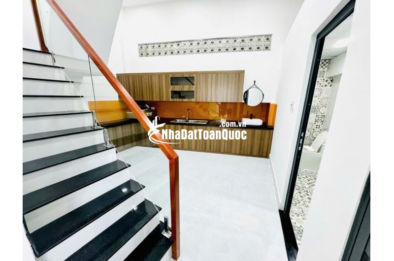Bán nhà Q10 Cách mạng tháng 8 ngang 6m 4 tầng 95m2: 8,9 tỷ. Trí 0967638168