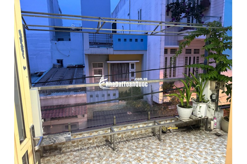 Chính chủ bán gấp nhà 2MT 3 tầng 6pn, đường xe hơi tại Đường số 11, Bình Tân