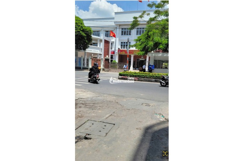 Bán nhà cấp 4 suốt có 1 gác gỗ ngay trung tâm Đầm Sen Q11