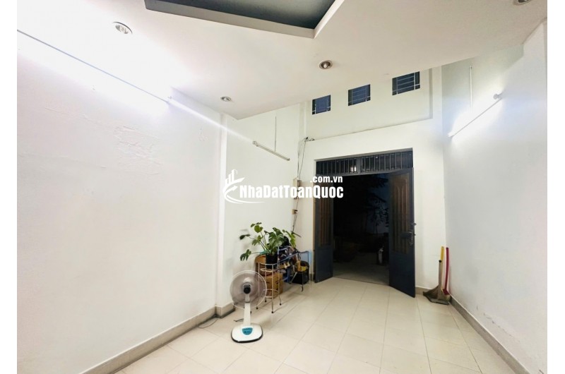 ĐÌNH PHONG PHÚ - HẺM 1 TRỤC CÁCH MẶT TIỀN 5M - NỞ HẬU ĐẸP - 2 TẦNG Ở NGAY - 3.7 TỶ 