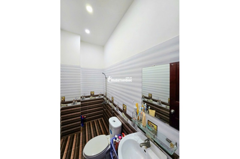 NHÀ PHỐ 53M2, 3 TẦNG, HOÀN CÔNG ĐỦ, ĐƯỜNG Ô TÔ, GẦN CHỢ LONG TRƯỜNG  5 TỶ