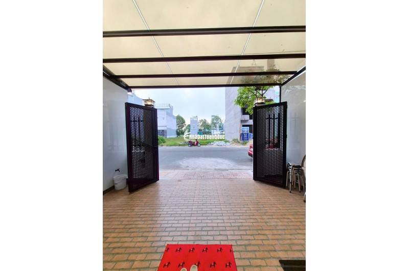 BÁN NHÀ KĐT 5 SAO CÁCH CHỢ BÌNH CHÁNH CHỈ 2KM (5,5 X 15) CHỈ 4.5 TỶ. LH:0908815596