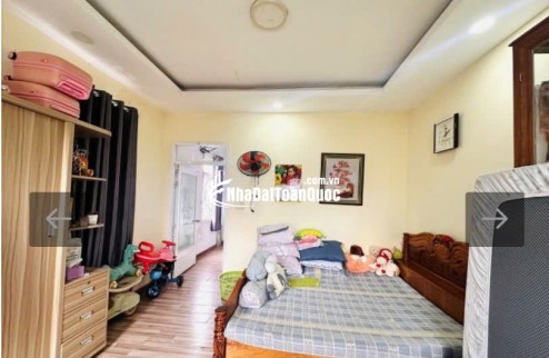 Nhà 2 mặt thoáng 2 tầng - hoàn công đủ - ngang 5.8. lh:0966856870