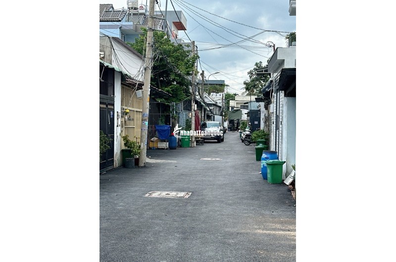 7 tỷ 2 - 100m ngang hơn 8m nhà 3 tầng kiên cố sát Vạn Phúc City - HẺM XE HƠI TỚI CỬA