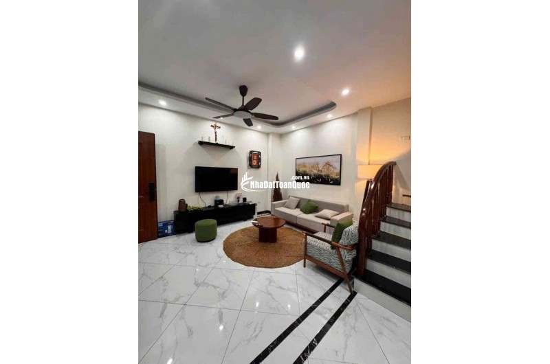  5 Tầng Mới Kính Kooong – 3,95 TỶ- Gần Chung Cư Lộc Ninh 