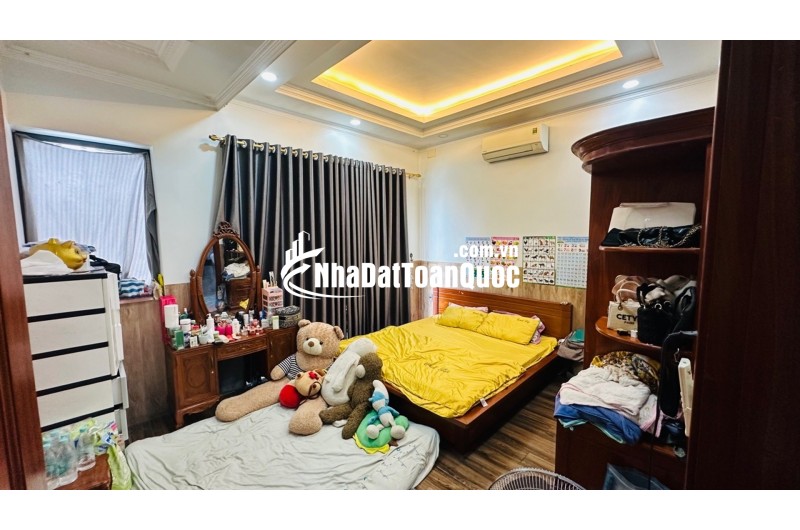 Bán nhà 4 tầng diện tích lớn 240m2 tại đường Trung Mỹ Tây 17 Quận 12 giá 13.8 tỷ sổ hồng riêng