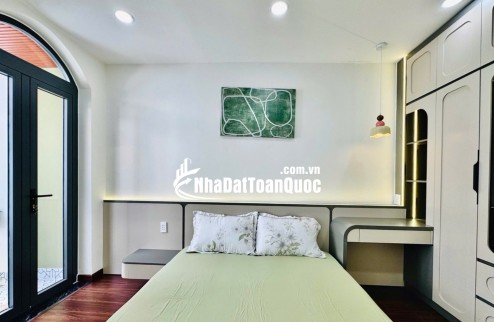 NHÀ ĐẸP NGAY CHỢ BÀ CHIỂU – CHỈ 10M RA HẺM XE TẢI – FULL NỘI THẤT