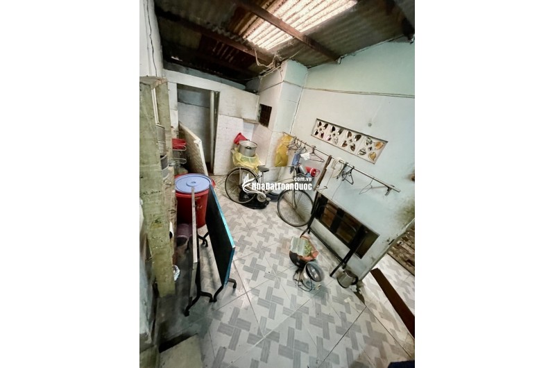 BÁN NHÀ QUẬN 4 - HẺM 576 ĐOÀN VĂN BƠ - NHÀ CẤP 4 CÓ GÁC XÂY DỰNG LÂU NĂM - DIỆN TÍCH 108M2 ĐẤT KDC HIỆN HỮU THÍCH HỢP XÂY DỰNG CĂN HỘ DỊCH VỤ CHO