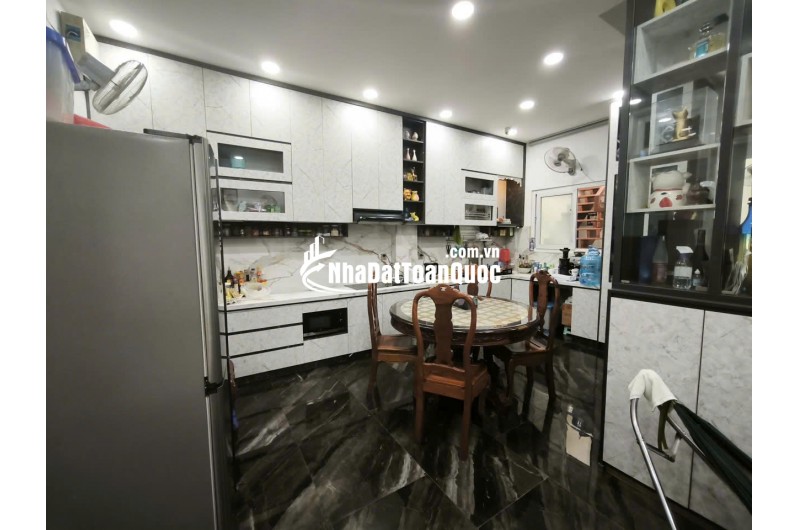Bán nhà 2 mặt tiền 1 trệt 4 lầu 1 sân thượng Bạch Đằng TB