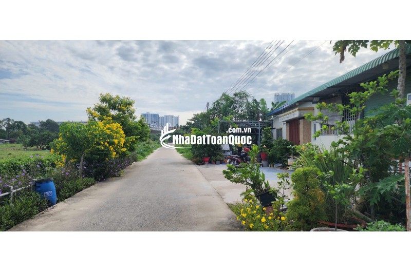 Chủ cần bán đất tặng căn nhà cấp 4. đang cho thu nhập ổn định. giá cực tốt chỉ ngang với giá nhà sổ chung.
